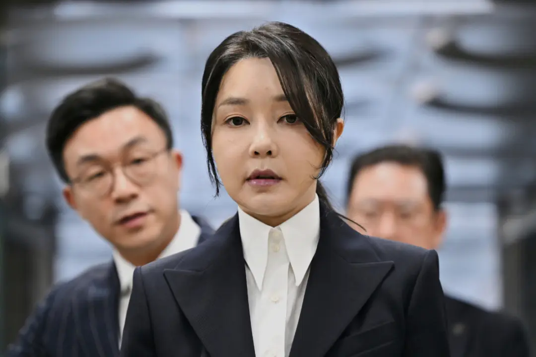 South Korean Former First Lady Jailed for 7 Years for Bribery