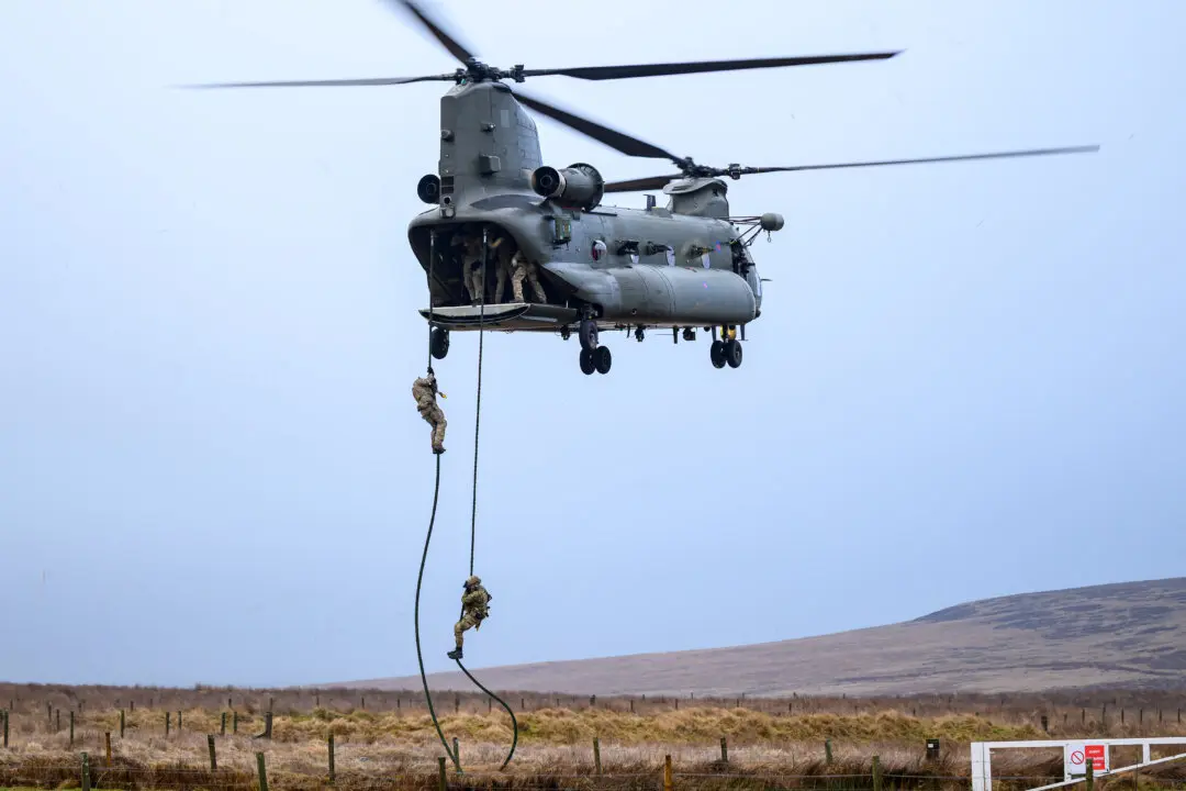 Day in Photos: Special Forces Training, Police Protests, and Dog Show in New York