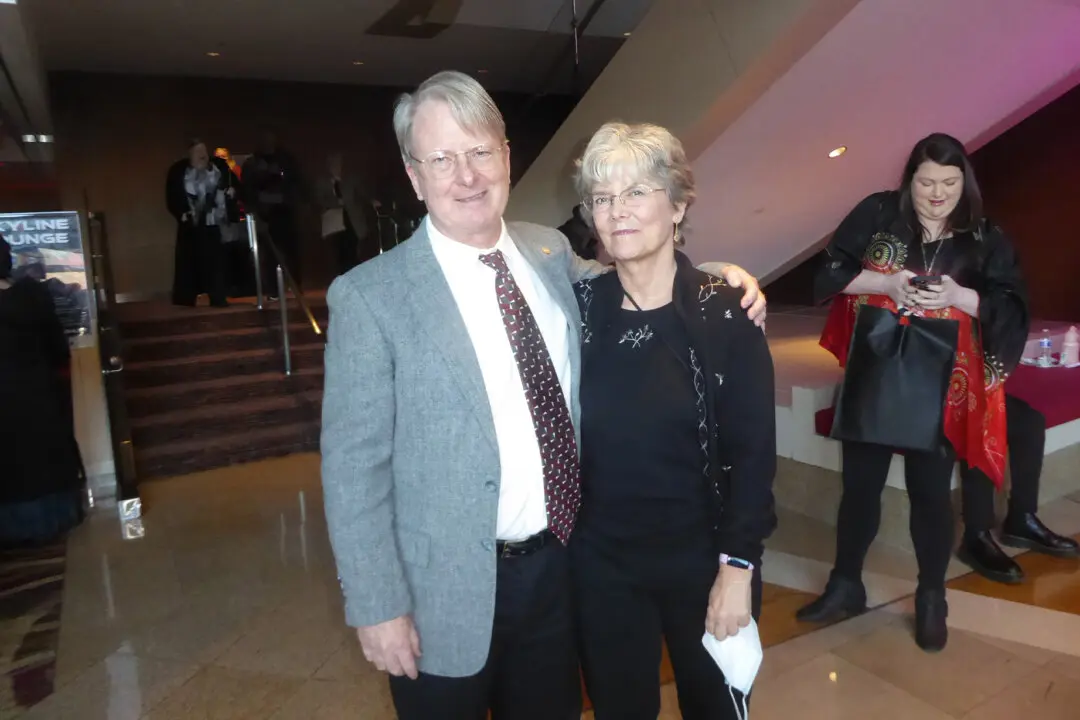 Theatergoer Says Shen Yun Is ‘Amazing’