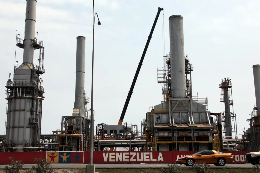 Trump Signals Openness to China, India Investing in Venezuela’s Oil—While Tightening Rules