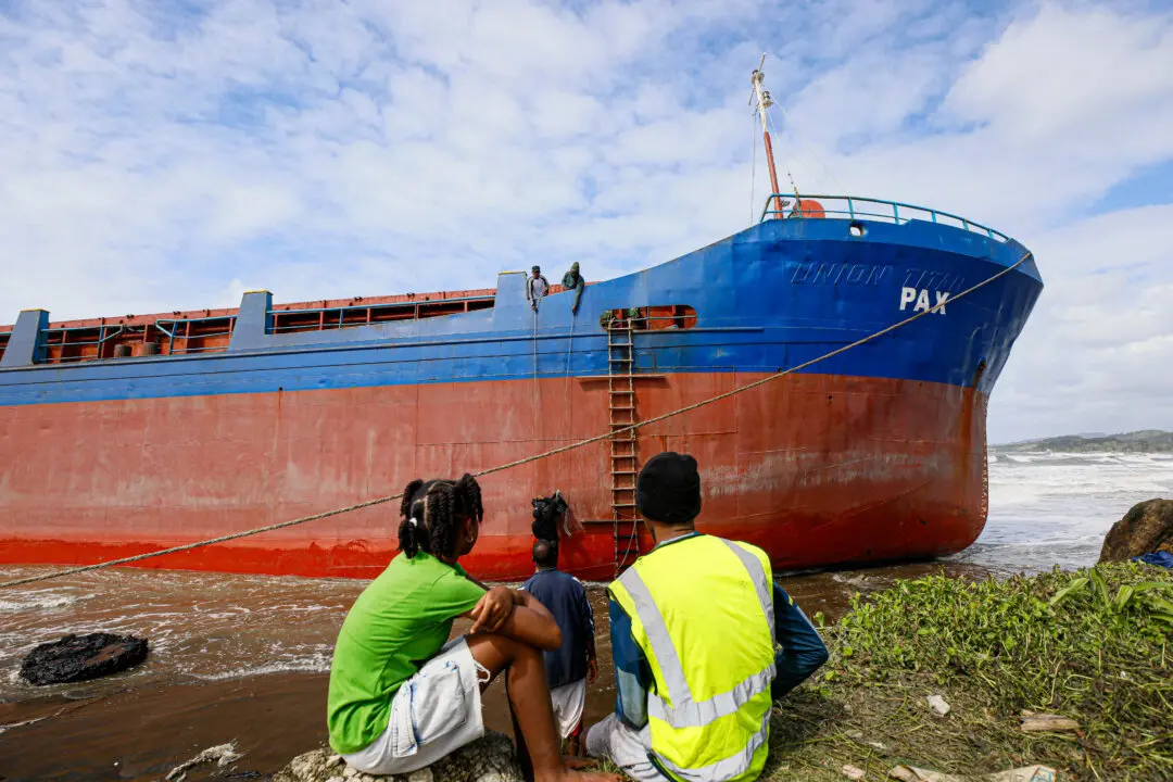 Day in Photos: A Stranded Ship, Mark Rutte in Kyiv, and Fire in Tehran