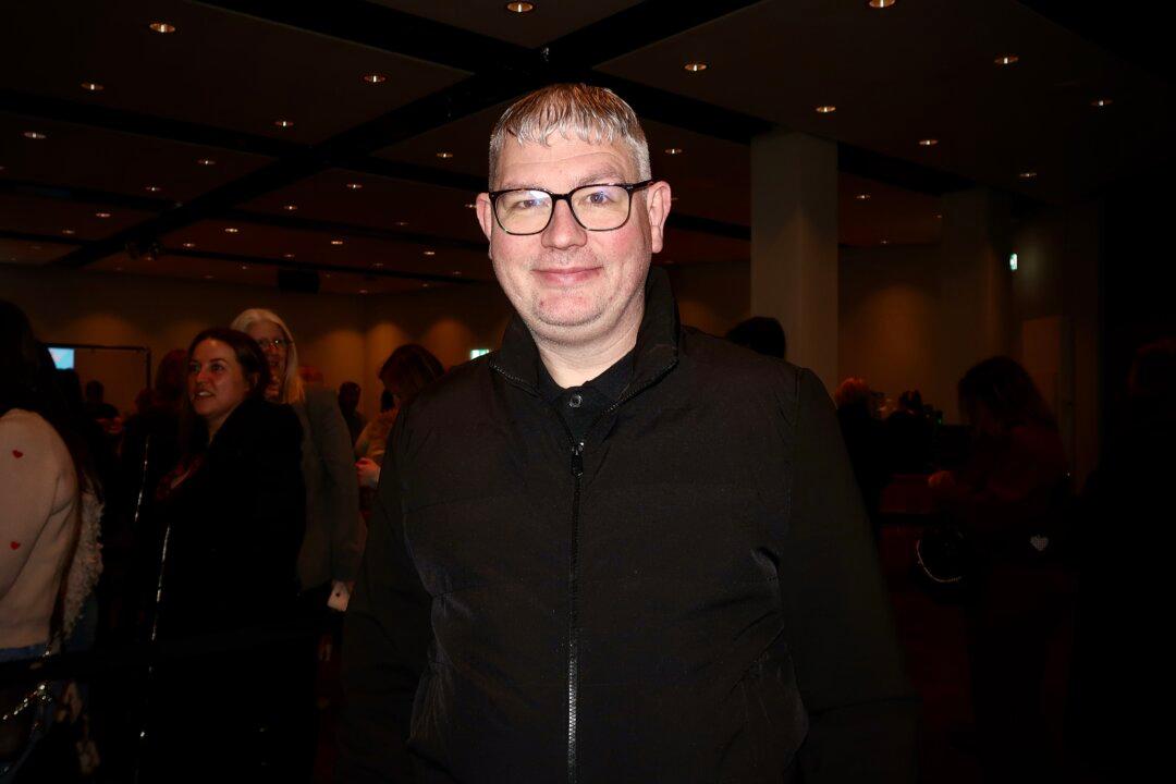 Teacher Wants to Share Shen Yun’s Message With His Little Students