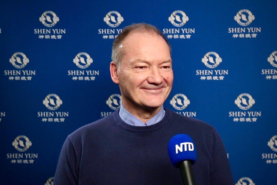 Shen Yun ‘Takes You to a Different Dimension,’ Says Retired Bank Executive