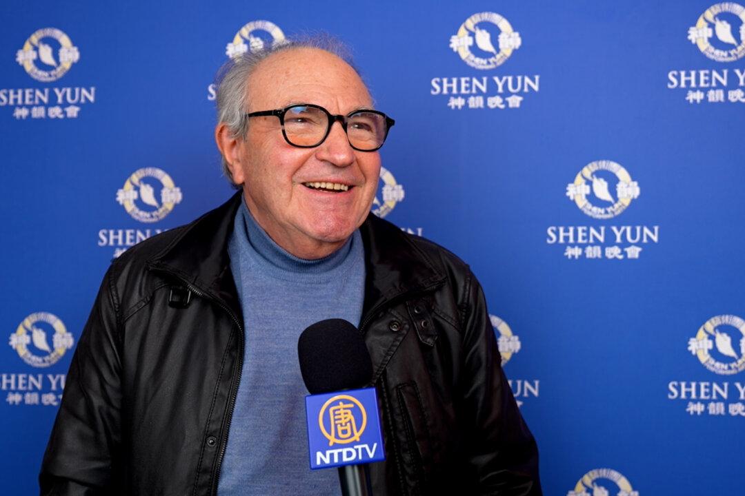 Audience in Eckbolsheim Amazed at ‘Precision and Perfection’ of Shen Yun Dancers