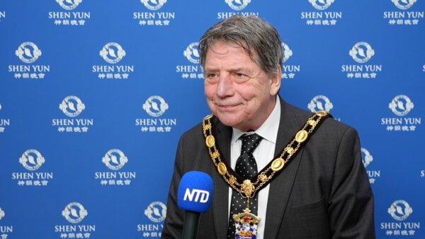Llandudno Mayor and Mayoress Moved by Shen Yun’s Values