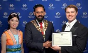 Mayor of High Wycombe Presents Certificate of Appreciation to Shen Yun