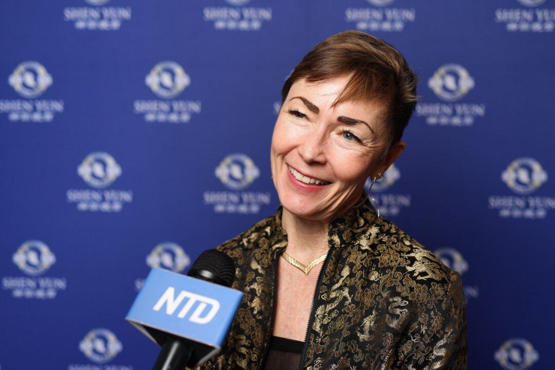 Professional Skating Coach Impressed by Beauty of Shen Yun