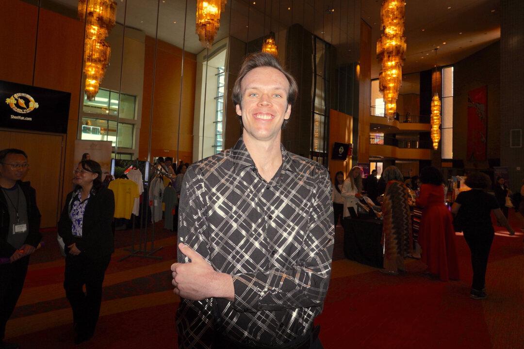 World-Class Baton Twirler in Phoenix Inspired by Shen Yun