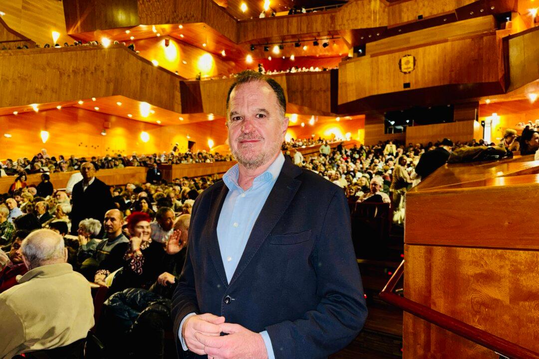 Spanish Politician Carlos Iturgaiz Hopes Shen Yun Will Soon Perform in China