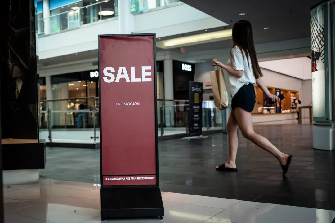 US Growth Nearly Stalls as 4th Quarter GDP Revised to 0.7 Percent