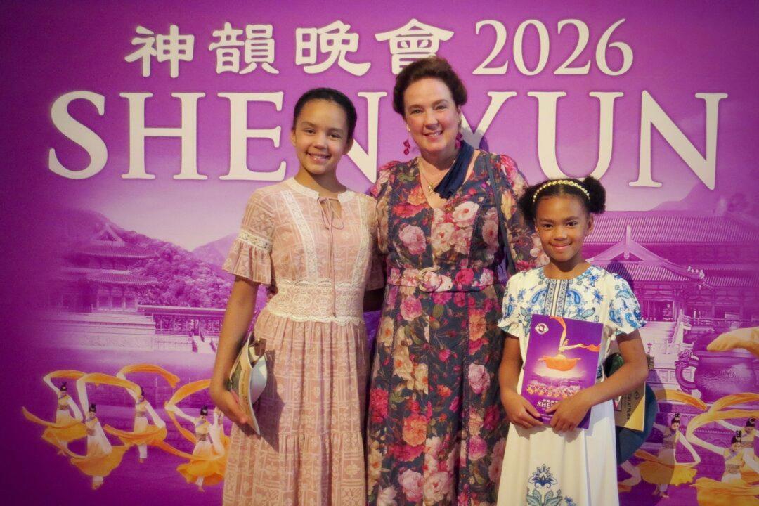 Doctor Shares Shen Yun With Her Two Daughters