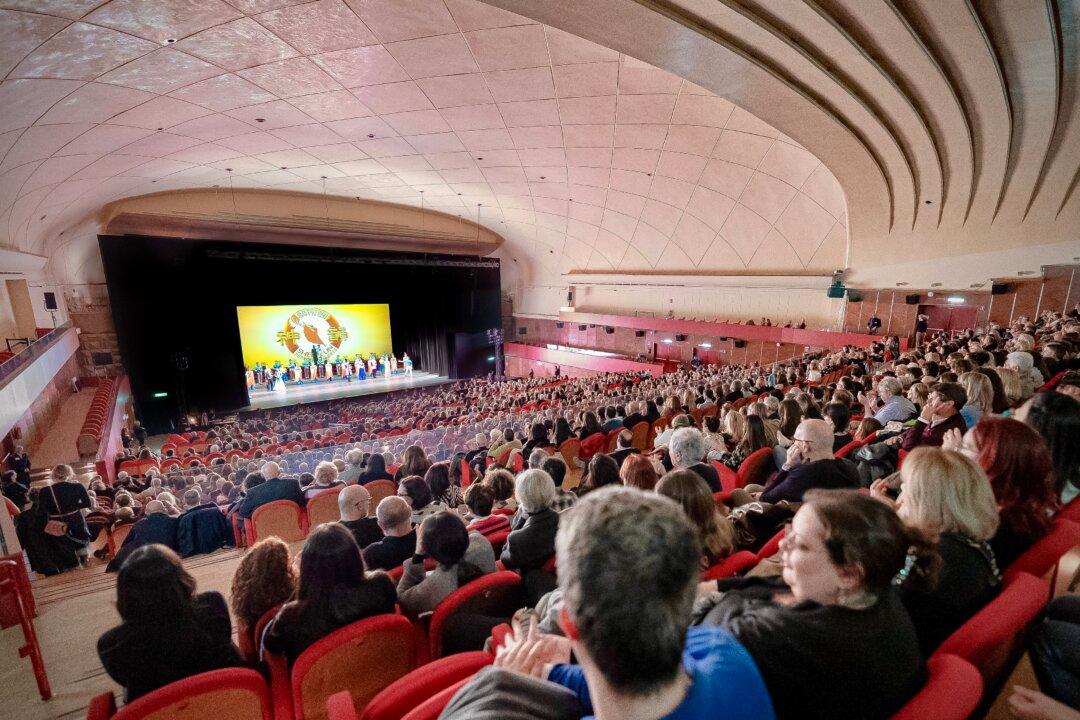 Bomb Threat Against Shen Yun in Rome Sparks Concern, Senator Voices Support