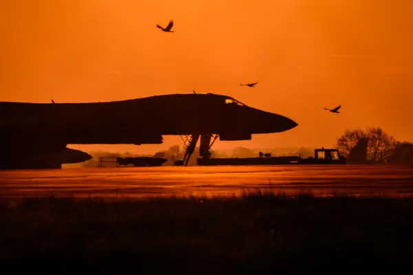 Day in Photos: Rockwell B-1 Lancer Heavy Bomber, Trump Meets With Japanese PM, and Larry the Cat