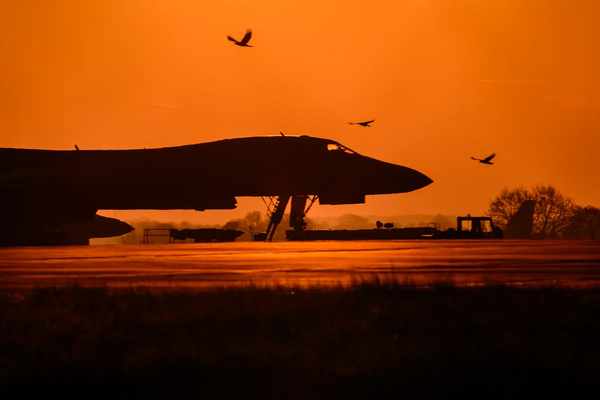 Day in Photos: Rockwell B-1 Lancer Heavy Bomber, Trump Meets With Japanese PM, and Larry the Cat