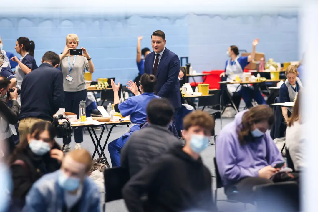 CANTERBURY, ENGLAND - MARCH 19: Wes Streeting, Secretary of State for Health and Social Care attends as students receive the Meningitis B vaccine at the University of Kent on March 19, 2026 in Canterbury, England. A deadly meningitis outbreak at the University of Kent In Canterbury is being treated as a "national incident" as the number of confirmed cases rises to 20. A 21-year-old university student and a pupil from a grammar school in Faversham have died while others have been hospitalized in what experts are calling a "super-spreader event," with several cases reportedly linked to a nightclub in Canterbury. A Meningitis B targeted vaccine program is being rolled out for up to 5,000 students at the University of Kent, alongside 2,500 doses of antibiotics that have been administered in an effort to halt the spread of the outbreak. (Photo by Dan Kitwood/Getty Images)