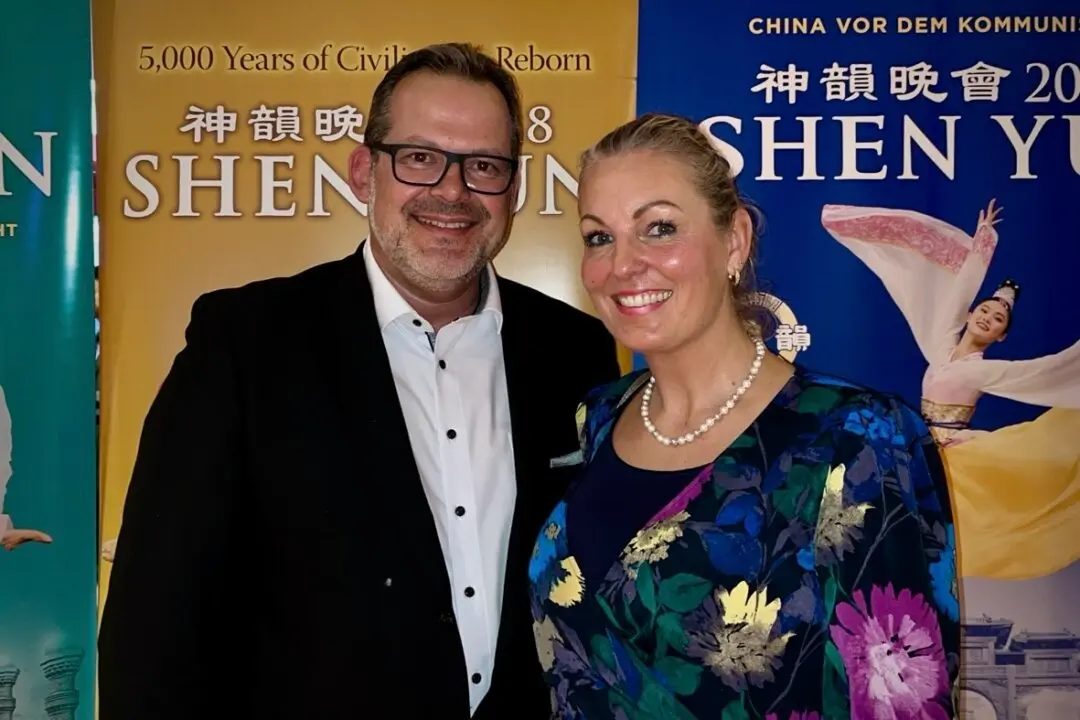 Former Dancer Moved to Tears by Shen Yun, Expresses Deep Respect