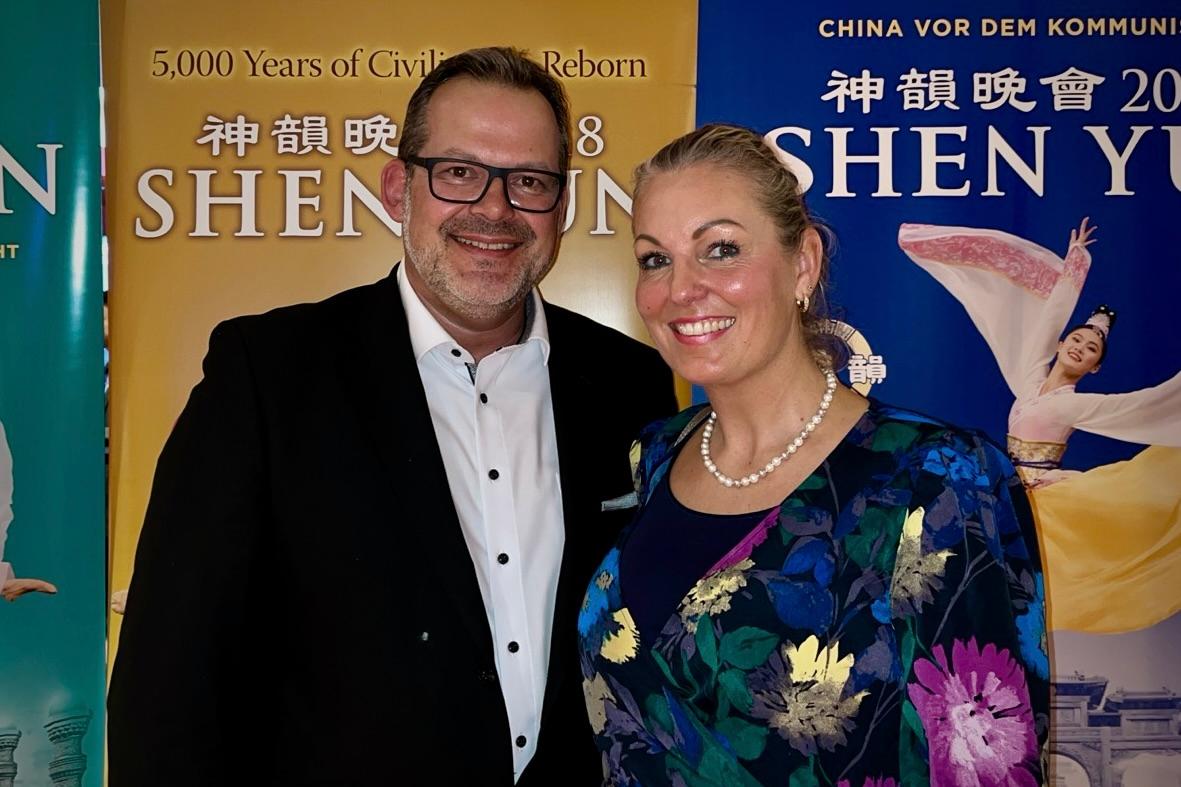 Former Dancer Moved to Tears by Shen Yun, Expresses Deep Respect