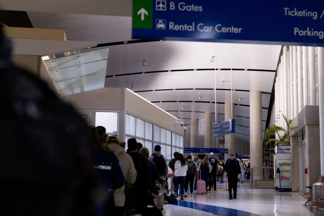 Airport Disruptions to Worsen as DHS Funding Fight Drags On, Transportation Secretary Warns