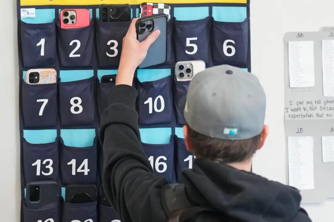 Ban on Cellphones in Schools Produces Mixed Results, Study Finds