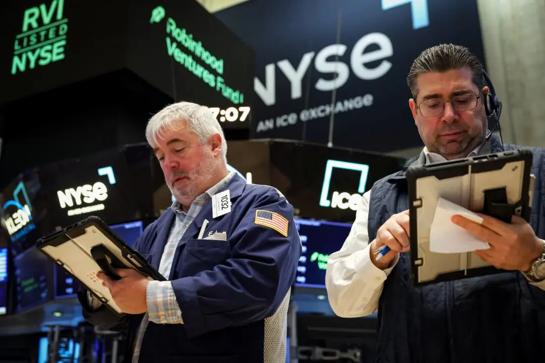 Stocks Slip, Oil Holds Above $100 as Iran Tensions Cloud Sentiment