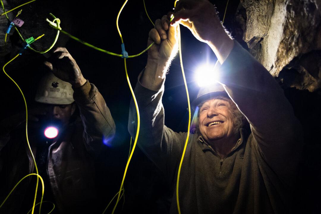 (Left) Bart Hanford, 79, sets up explosive charges deep within a mine outside of Angels Camp, Calif., on Feb. 5, 2026. (Right) Ismael Melendez lights a fuse for explosives outside of Angels Camp, Calif., on Feb. 5, 2026. (John Fredricks/The Epoch Times)