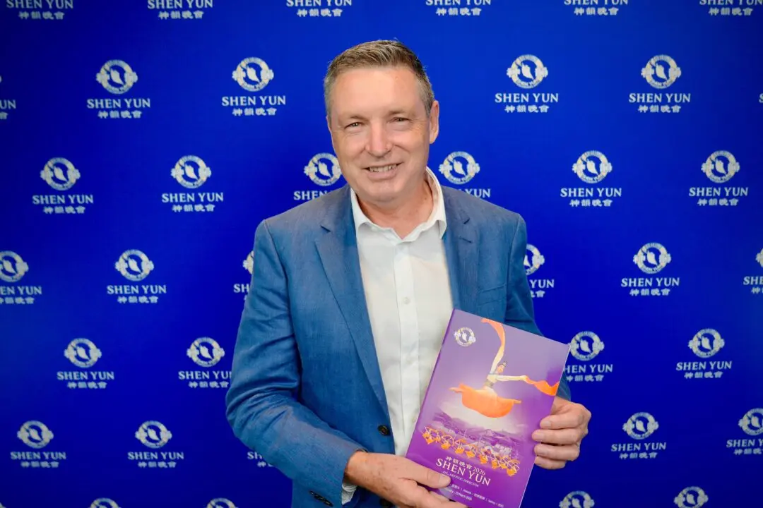 National Director of Australian Family First Enjoys Shen Yun Despite Threats From Chinese Consulate