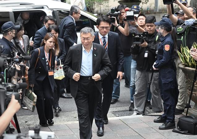 Ko Wen-je arrives at the Taipei District Court in Taipei on March 26, 2026. (Song Pi-lung/The Epoch Times)