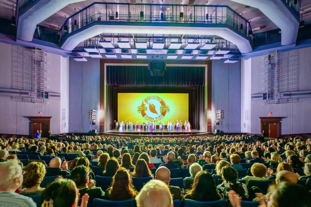Rosemont Theatergoers See Beauty and History in Shen Yun