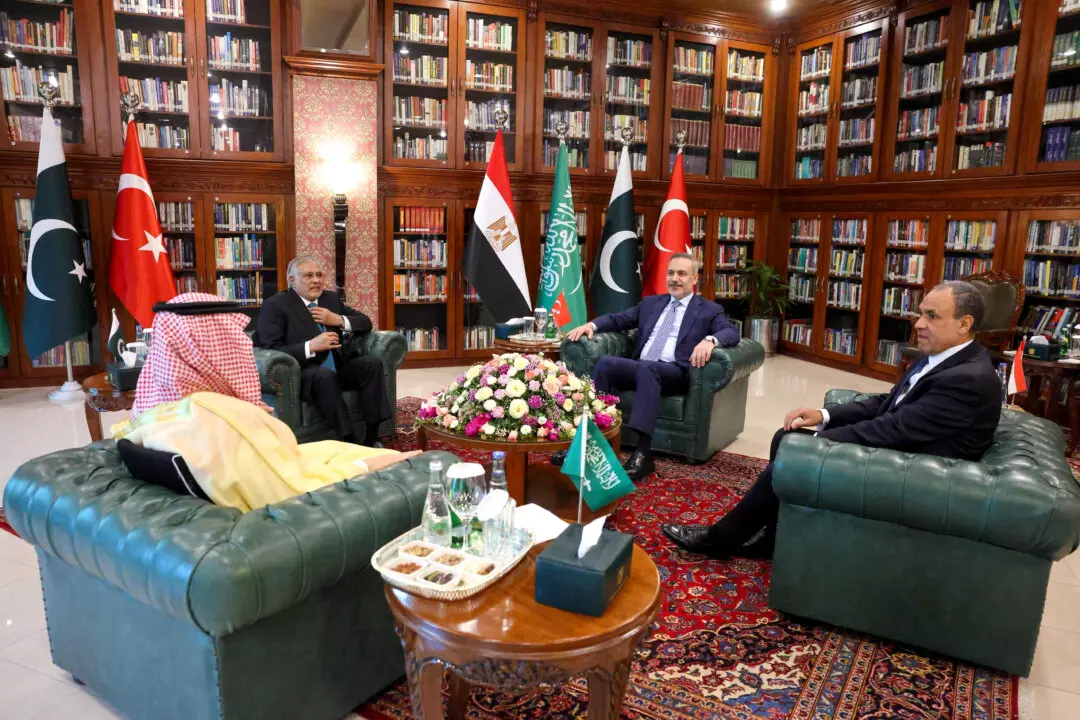 Pakistan Offers to Host US–Iran Talks as Iran Warns Against US Ground Invasion