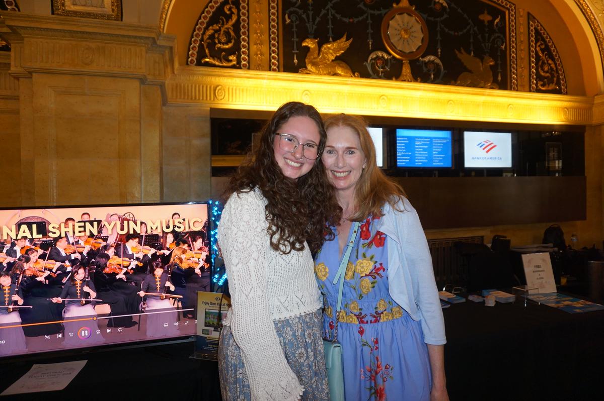 Nurse and Dancer Moved to Tears by Shen Yun