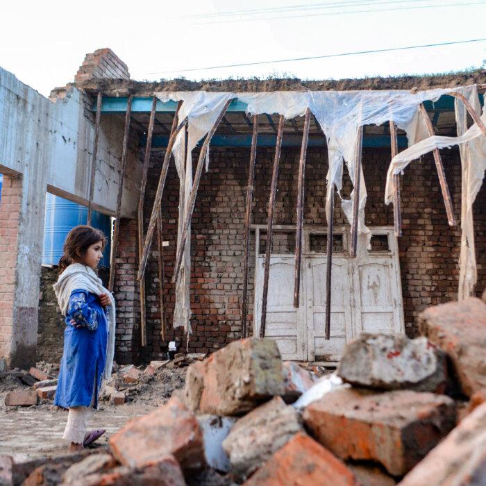 Day in Photos: Pakistan Storm, Parachuting Exercise, and Cherry Blossoms