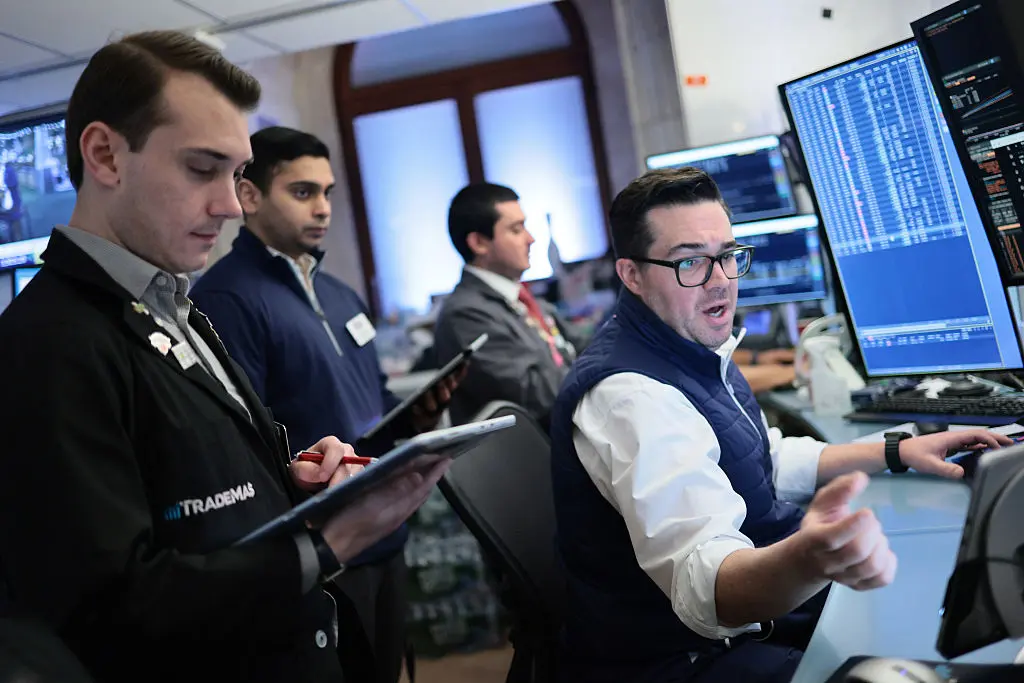 Dow Jones Pops 900 Points; US Stocks Post Biggest Quarterly Loss Since 2022