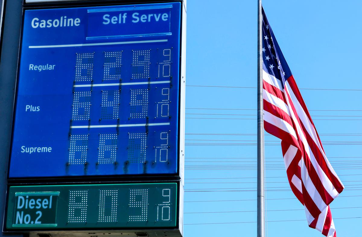 Gas Prices Tick Lower as Oil Dips