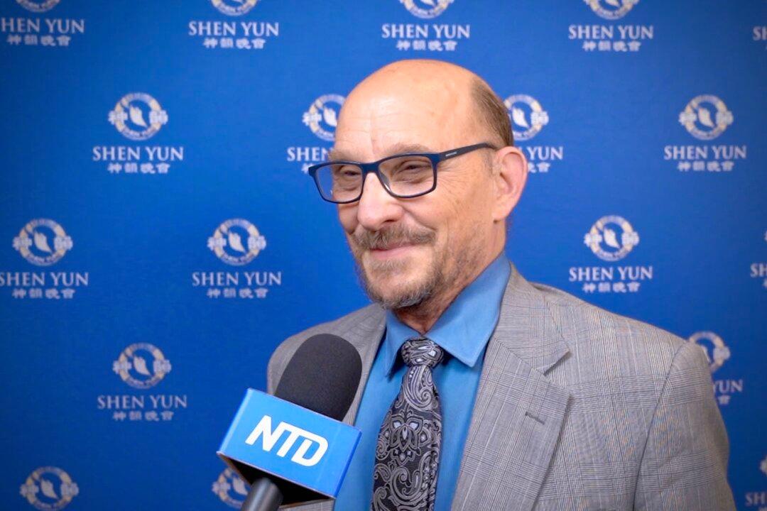 Professor Brings Students to an Eye-Opening Shen Yun Experience