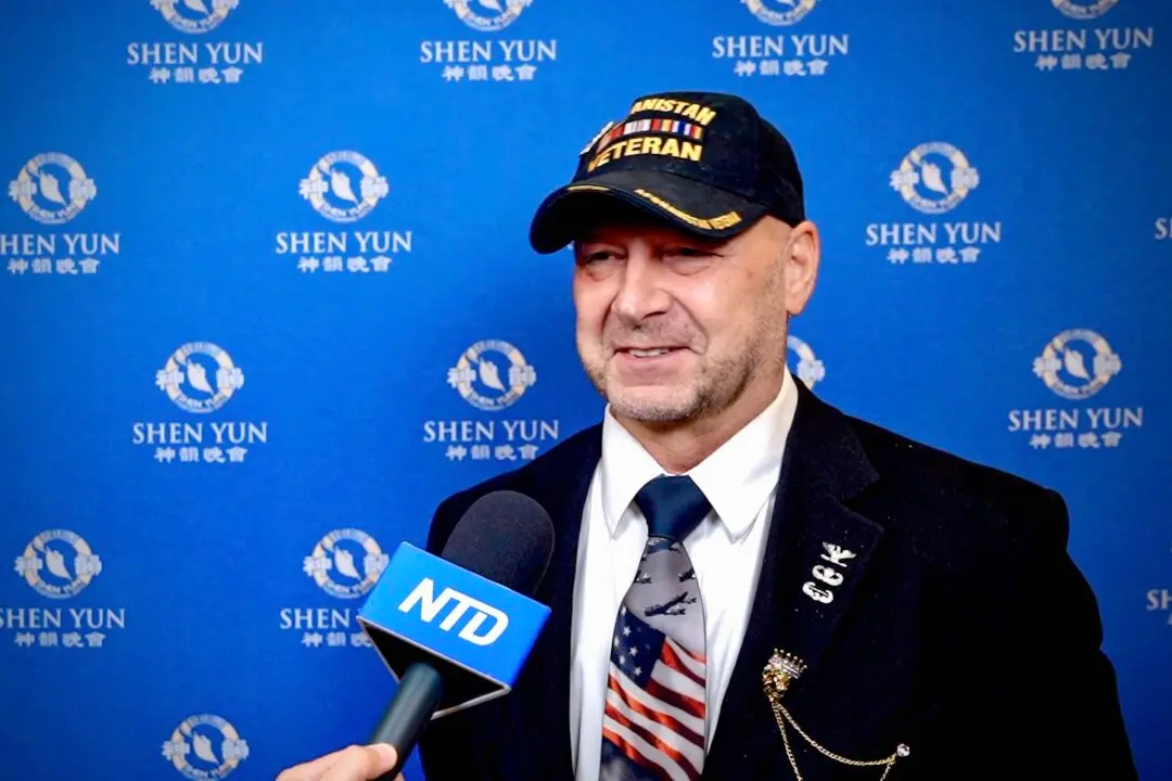 Senator Presents Freedom Medals to Shen Yun Artists