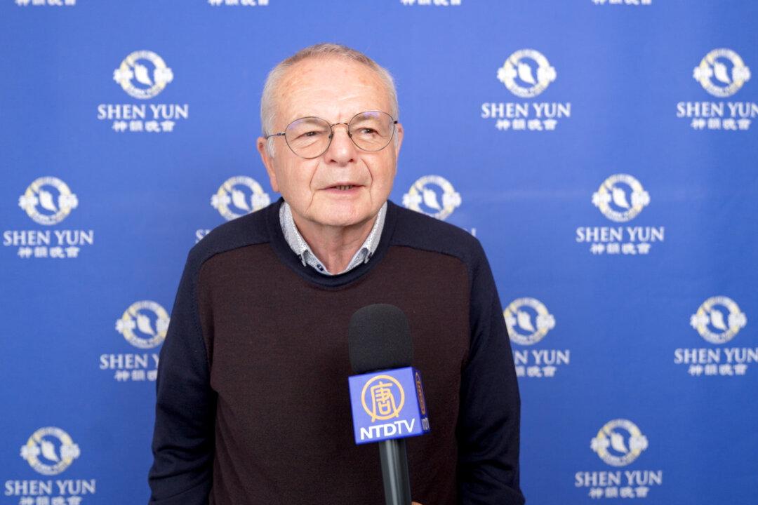 Shen Yun Leaves Aix Audience in Awe