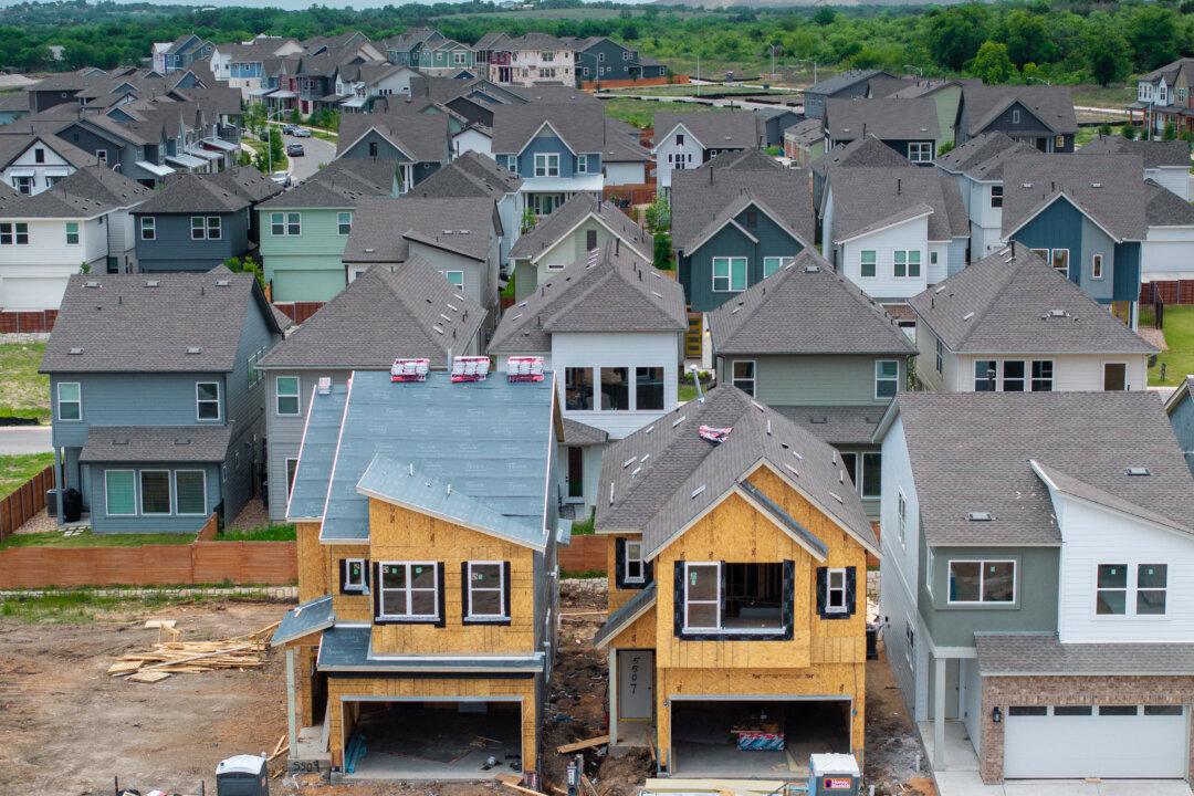 US Homebuilders Lean on Incentives to Unload Homes in Challenging Market