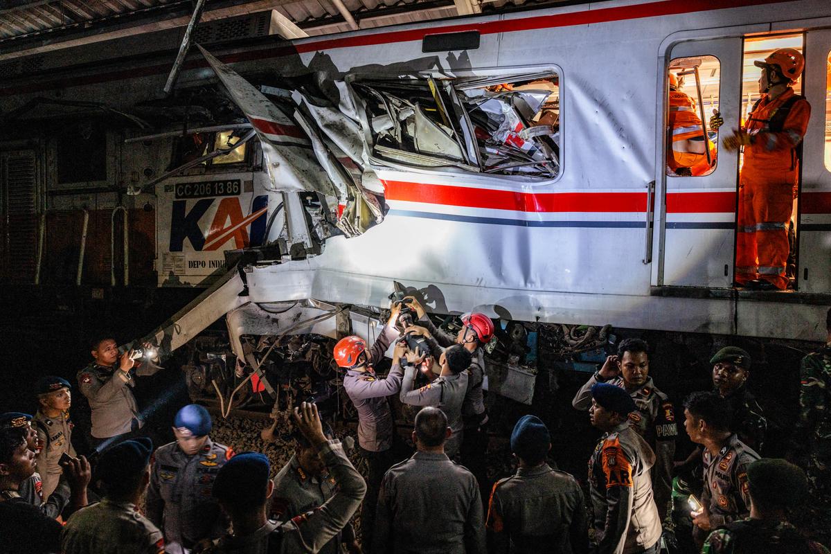 Day in Photos: Train Collision, Pesticides Protest, and Swans Chase