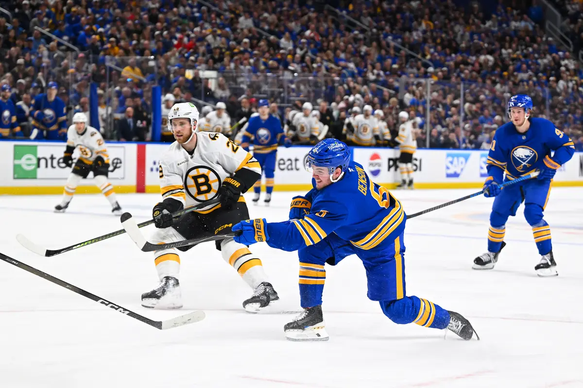 Buffalo Fans Help Sing ‘O Canada’ After Microphone Malfunction