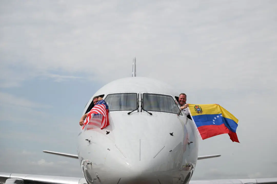 Day in Photos: US to Venezuela Direct Flights Resume, Wildfire in Scotland, and Artemis II Astronauts in NYC