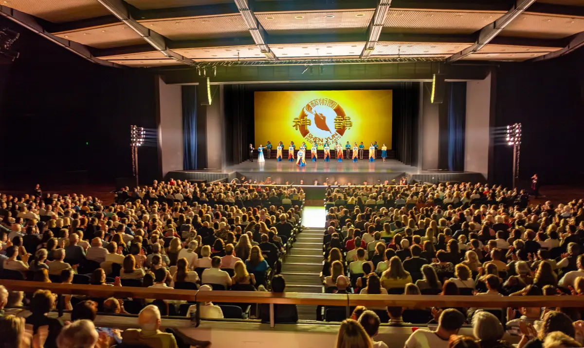 Chinese Audience Members Moved to Tears: ‘Only the Divine Could Accomplish’ Something Like Shen Yun