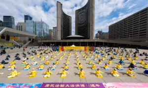 Hundreds Gather in Toronto to Celebrate 34th World Falun Dafa Day