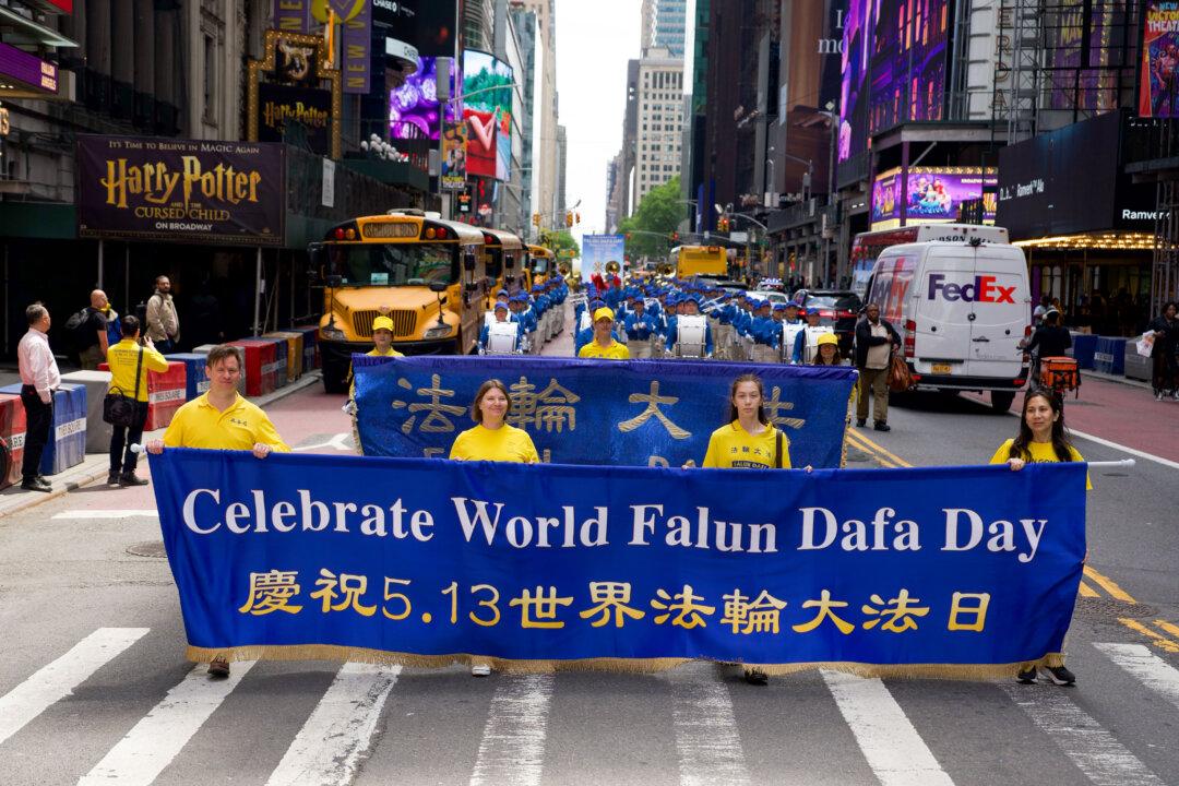 Thousands Parade Through Manhattan to Celebrate World Falun Dafa Day