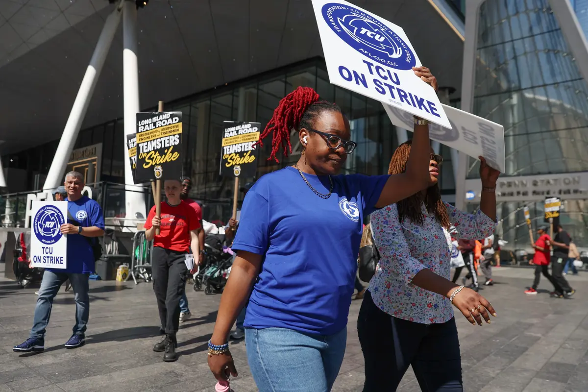 MTA Reaches Deal With Unions to End Long Island Rail Road Strike