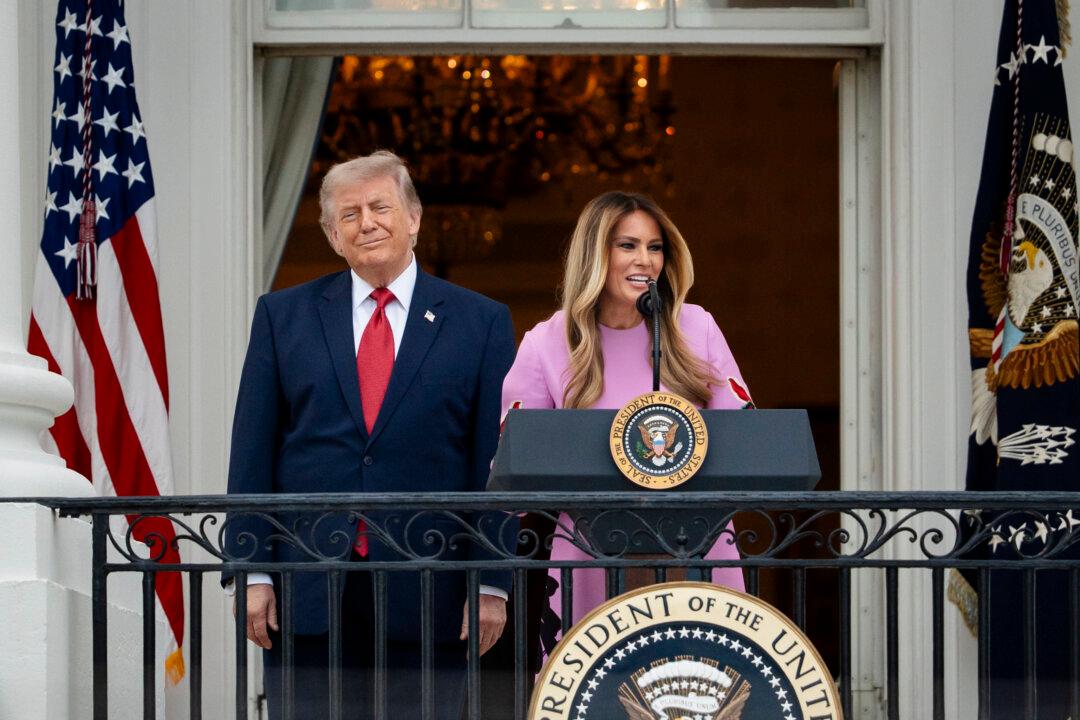 Trump, First Lady Host Annual White House Bipartisan Congressional Picnic