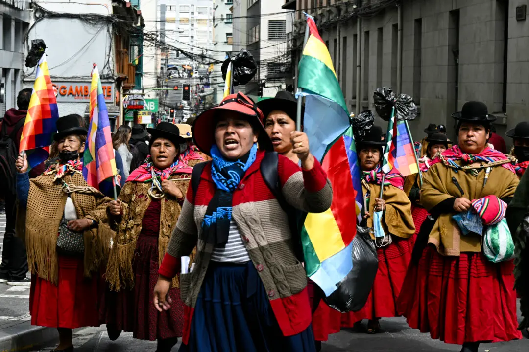 Day in Photos: Cholitas March, Venezuelans’ Repatriation, and Bird Show in Qatar