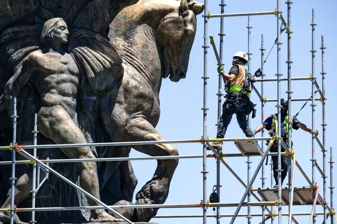 National Park Service to Regild Statues Near Lincoln Memorial