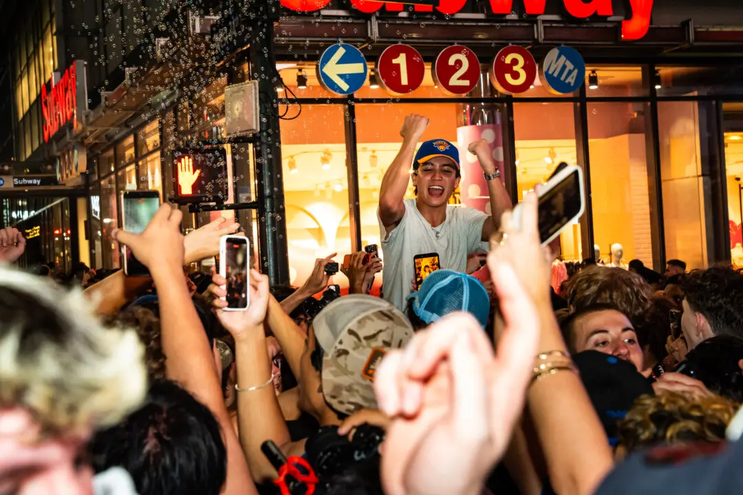 LIVE NOW: NYC Holds Parade in Celebration of the Knicks Winning NBA Championship