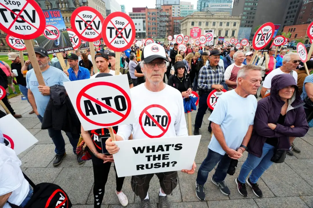 Farmers, MPs Protest Alto High Speed Rail on Parliament Hill