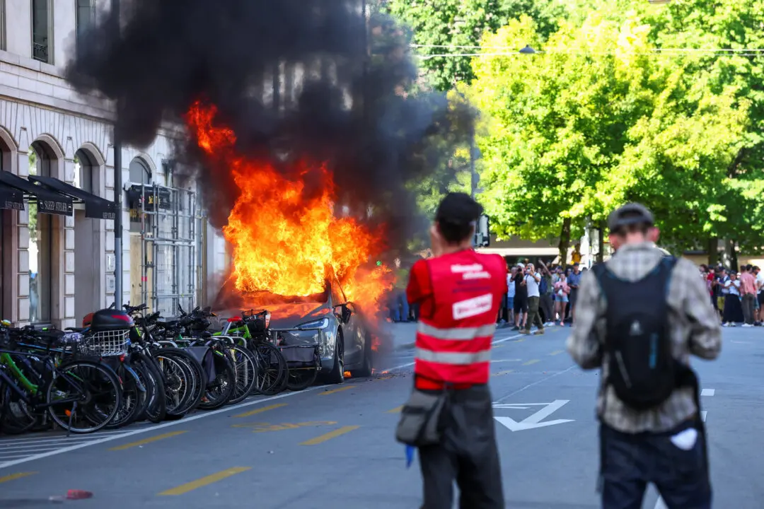 G7 Protesters Smash Windows, Set Tesla on Fire in Geneva